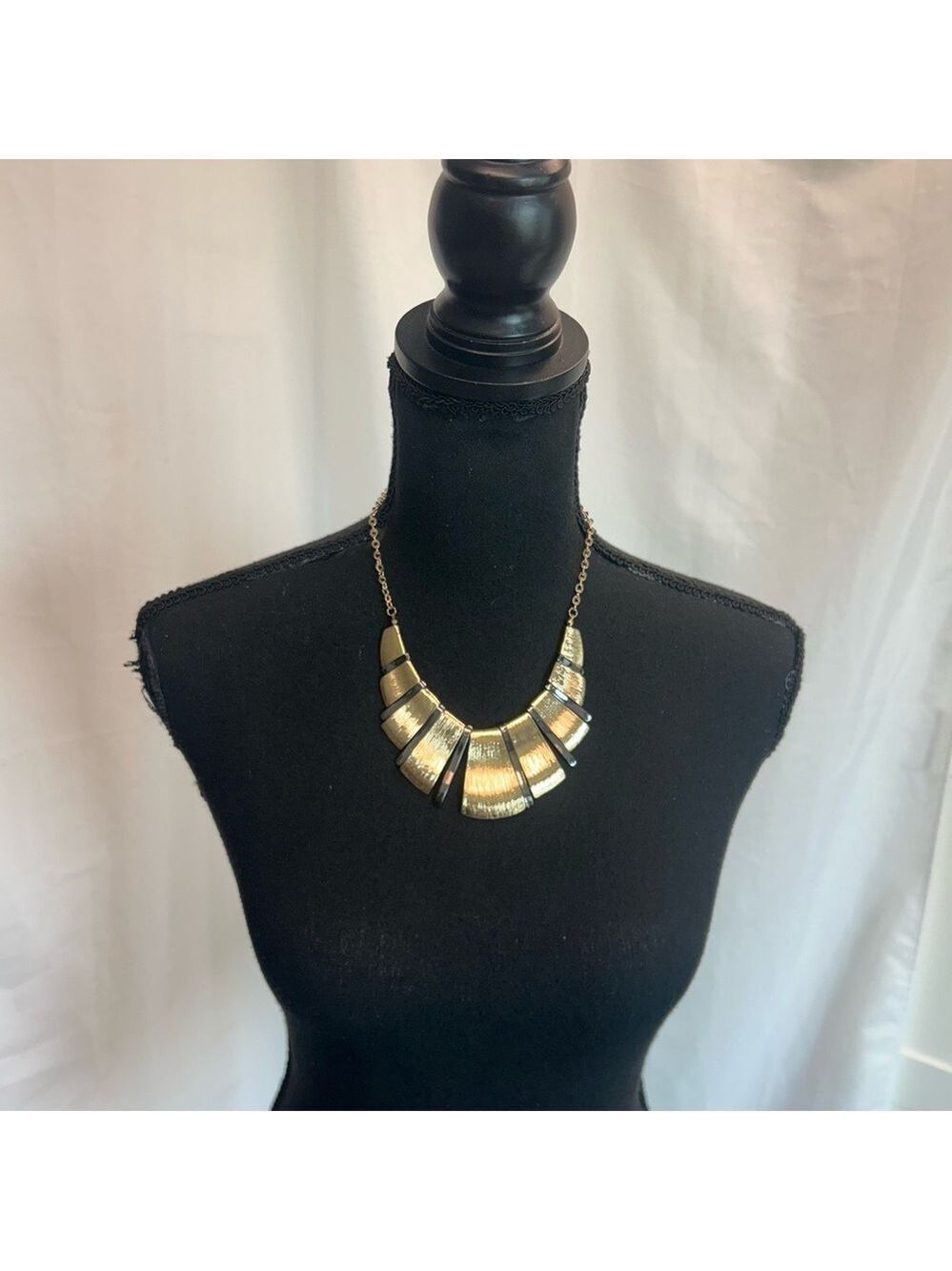 Nygard brushed gold curvy piano Cleopatra statement necklace - Picture 3 of 10